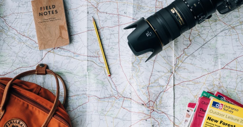 Harita üzerinde seyahat planlama bütçe dostu tatil